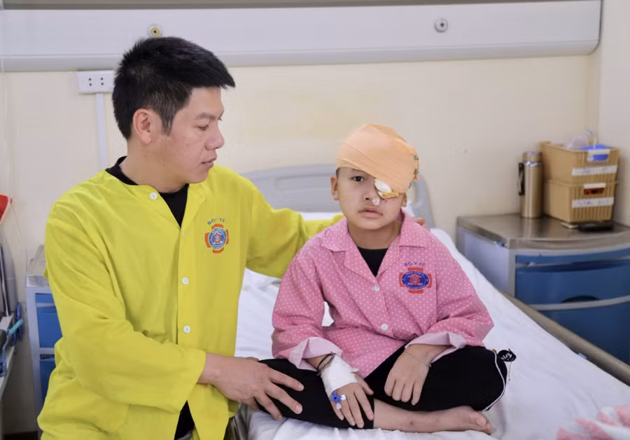 Bé trai ổn định sau phẫu thuật. Ảnh: BV.