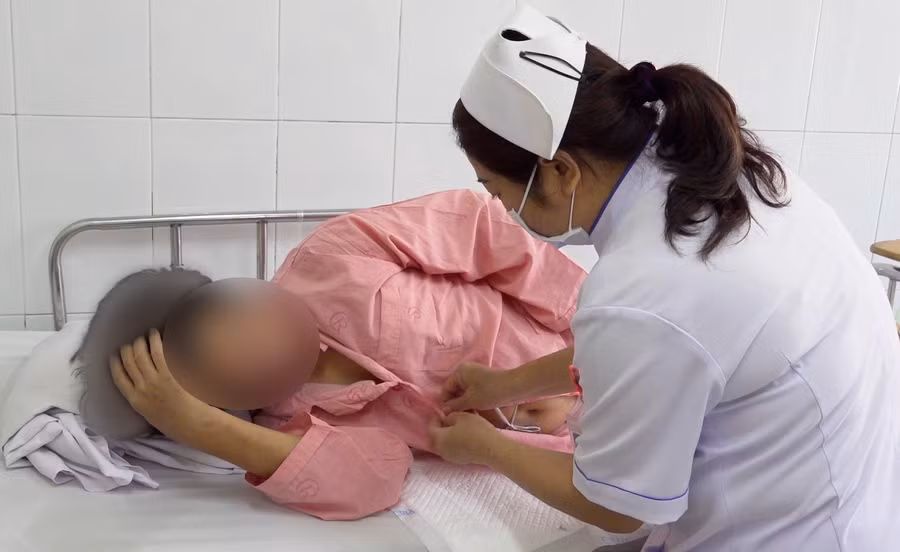 Anh H hiện đang nằm tại khoa Bệnh nhiệt đới, chia sẻ sức khỏe và tinh thần anh khá ổn định. Ảnh: BV. Anh H hiện đang nằm tại khoa Bệnh nhiệt đới, chia sẻ sức khỏe và tinh thần anh khá ổn định. Ảnh: BV.