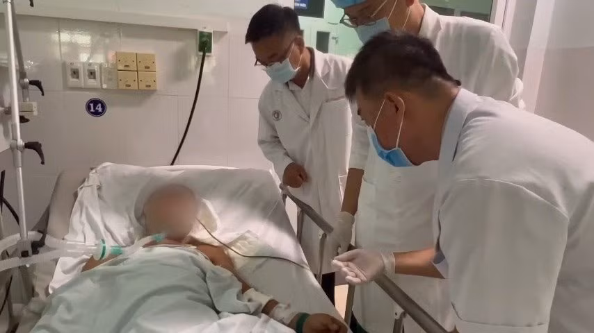 Các bác sĩ theo dõi một bệnh nhân ngộ độc Botulinum. Ảnh: BV. Các bác sĩ theo dõi một bệnh nhân ngộ độc Botulinum. Ảnh: BV.