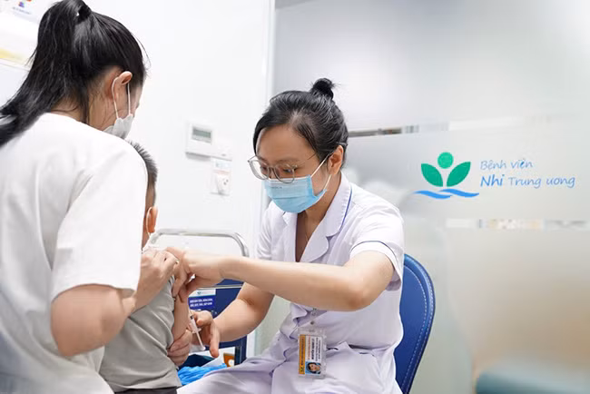 Để phòng ngừa bệnh lao ở trẻ em, bác sĩ khuyến cáo tiêm vắc-xin BCG (Bacillus Calmette-Guérin) cho trẻ. Ảnh: BV. Để phòng ngừa bệnh lao ở trẻ em, bác sĩ khuyến cáo tiêm vắc-xin BCG (Bacillus Calmette-Guérin) cho trẻ. Ảnh: BV.