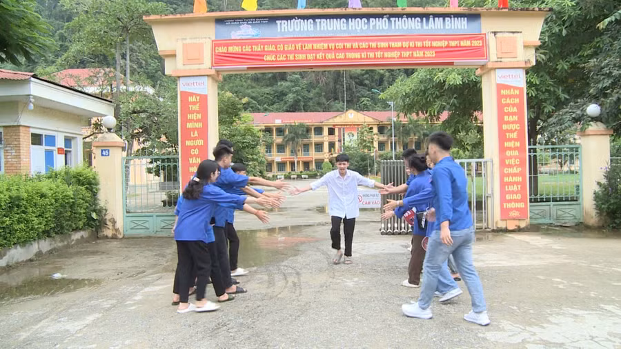 Thí sinh trường THPT Lâm Bình, tỉnh Tuyên Quang mừng rỡ sau buổi thi tổ hợp