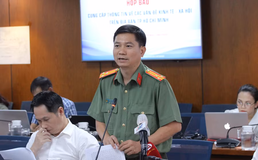 Thượng tá Lê Mạnh Hà chia sẻ về những thủ đoạn lừa đảo trên không gian mạng. Ảnh: Hồ Phúc. Thượng tá Lê Mạnh Hà chia sẻ về những thủ đoạn lừa đảo trên không gian mạng. Ảnh: Hồ Phúc.
