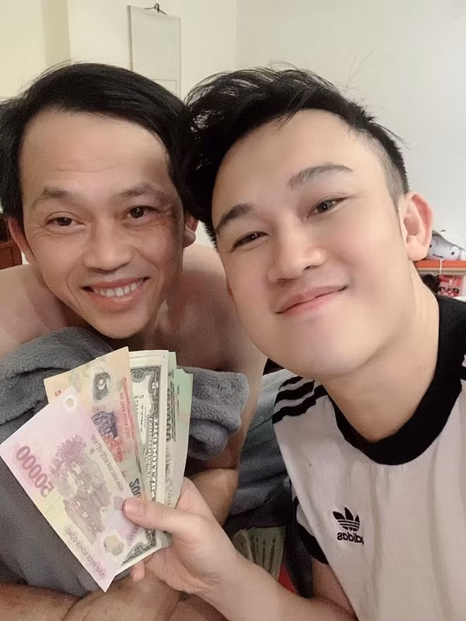 Dương Triệu Vũ "khoe" lì xì may mắn từ anh trai. Ảnh: FBNV. Duong Trieu Vu khoe xap tien li xi cua anh trai Hoai Linh hinh anh 1 81619382_10219329285695849_1108827441905795072_o.jpg