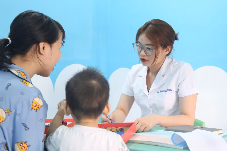 Việc tư vấn, đánh giá nhằm sớm can thiệp tốt cho trẻ có biểu hiện rối loạn phát triển.