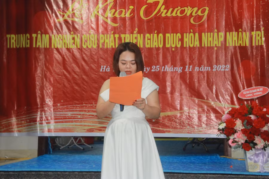 Bà Nguyễn Thị Hoài – Giám đốc Trung tâm Nghiên cứu phát triển Giáo dục hòa nhập Nhân Trí phát biểu tại lễ khai trương.