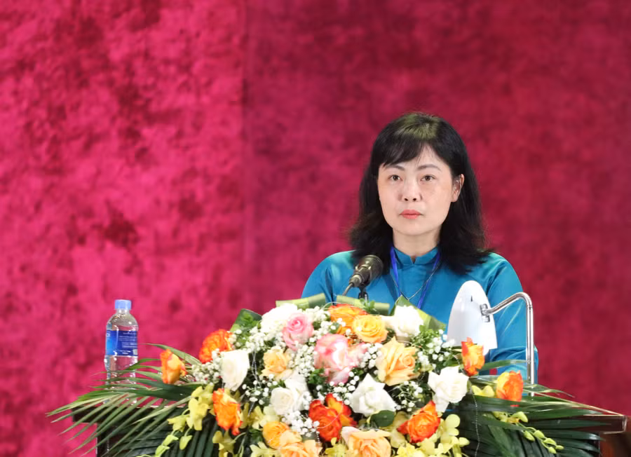 Bà Nguyễn Thị Hương Hải, Phó Chủ tịch Thường trực Hội Nông dân tỉnh Hòa Bình trình bày báo cáo kiểm điểm hoạt động của Ban Chấp hành khoá X.