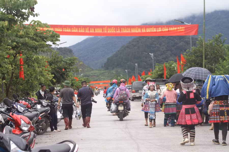 Nhiều người dân đội mưa đến tham dự "Ngày hội toàn dân bảo vệ an ninh Tổ quốc”.