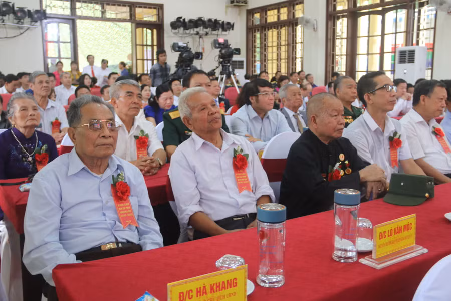 Các cán bộ lão thành cách mạng tham dự Lễ kỷ niệm ngày giải phóng huyện Mai Sơn. Các cán bộ lão thành cách mạng tham dự Lễ kỷ niệm ngày giải phóng huyện Mai Sơn.