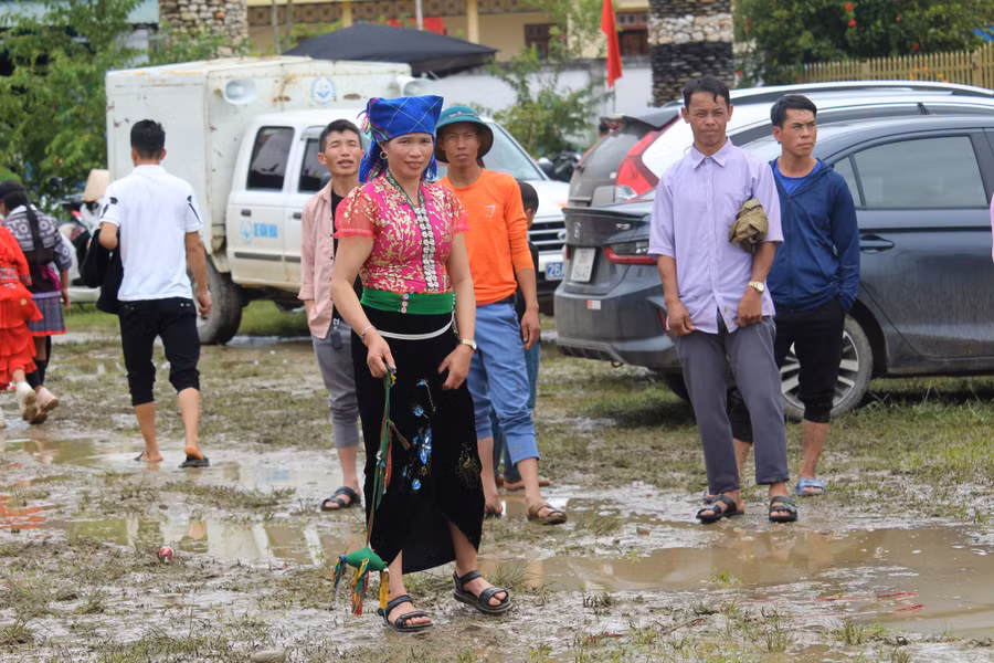 Bà con tham gia trò chơi ném còn trong thời tiết mưa phùn.