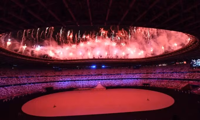 Pháo hóa được bắn lên xung quanh sân vận động Olympic, báo hiệu bắt đầu lễ khai mạc bắt đầu.