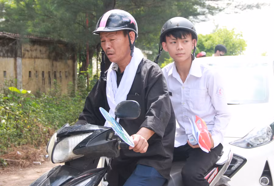 "Bài thi môn Ngữ văn sáng nay em tính được khoảng hơn 6 điểm, em dự định sau khi thi tốt nghiệp THPT xong sẽ đi xuất khẩu lao động để giúp gia đình", Hoàng nói. "Bài thi môn Ngữ văn sáng nay em tính được khoảng hơn 6 điểm, em dự định sau khi thi tốt nghiệp THPT xong sẽ đi xuất khẩu lao động để giúp gia đình", Hoàng nói.