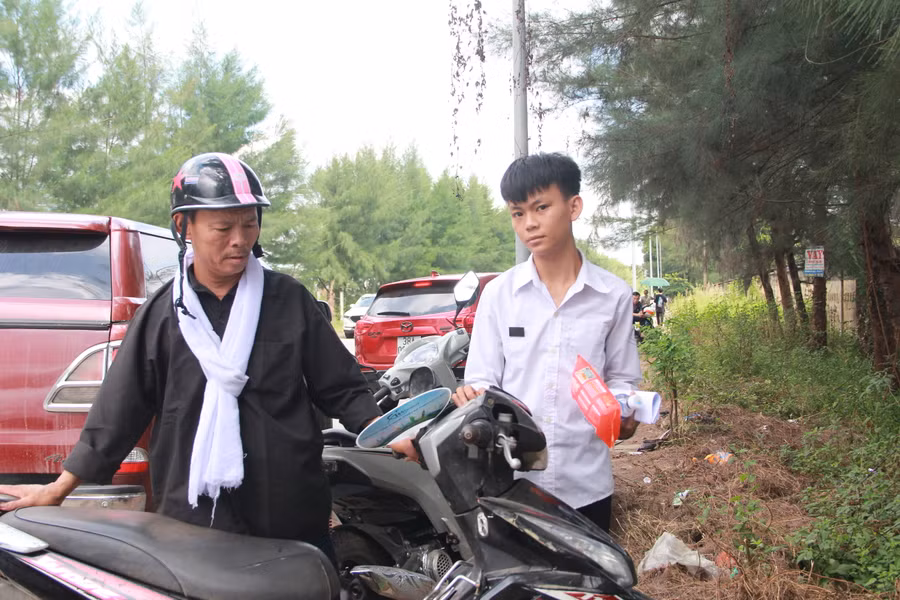 Em Võ Nguyên Hoàng cho biết, mẹ mất trước kỳ thi ít ngày nên tâm lý của em bị ảnh hưởng nhiều. Được bố thường xuyên động viên nên em cũng cố gắng để làm bài cho tốt. Em Võ Nguyên Hoàng cho biết, mẹ mất trước kỳ thi ít ngày nên tâm lý của em bị ảnh hưởng nhiều. Được bố thường xuyên động viên nên em cũng cố gắng để làm bài cho tốt.