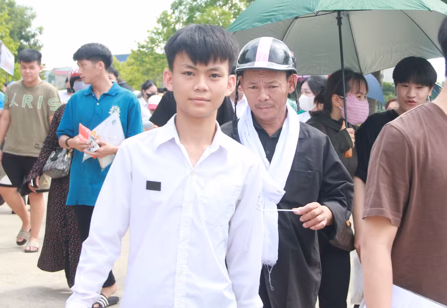 Sau khi con kết thúc bài thi, đón con ở cổng trường, ông Dũng lặng lẽ đi sát sau con. Sau khi con kết thúc bài thi, đón con ở cổng trường, ông Dũng lặng lẽ đi sát sau con.