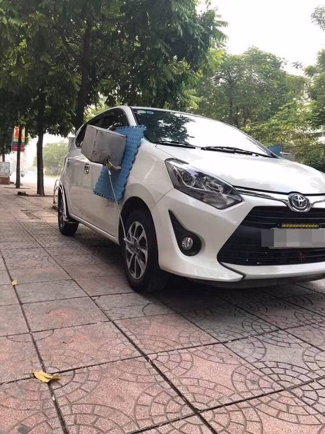 Chiếc ô tô được chủ xe lắp thùng sắt để bảo vệ gương.