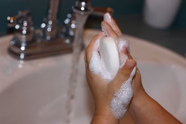 Đi làm móng ở spa, người phụ nữ bị nhiễm vi khuẩn ăn thịt người và phải cắt bỏ 1 phần ngón tay cái-8
