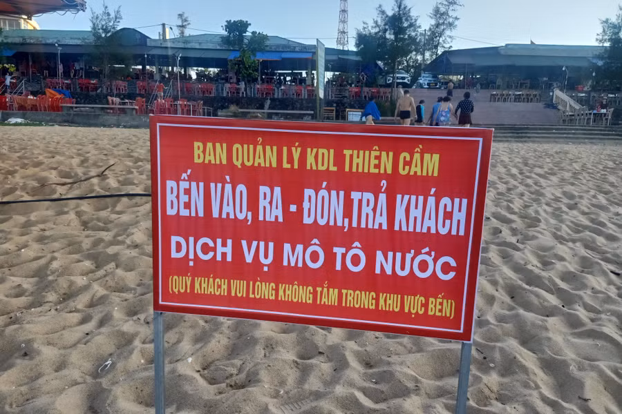 Mặc dù BQL Khu du lịch Thiên Cầm đã có quy định về luồng bãi đối với mô tô nước nhưng nhiều chủ phương tiện không chấp hành. (Ảnh: Hồ Tứ)