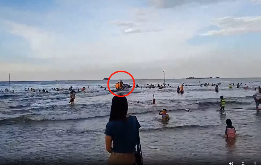 Những chiếc mô tô nước liên tục vào ra khu vực tắm đông người ở biển Thiên Cầm gây nguy hiểm cho du khách. (Ảnh cắt từ clip)