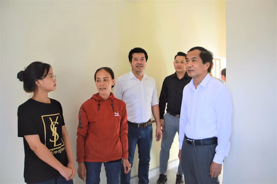 Chị Võ Thị Thanh phấn khởi trong ngôi nhà mới bàn giao. (Ảnh: Vũ Long).