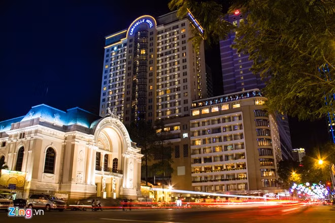 Đồng Khởi, một trong những con đường cổ xưa và cũng tráng lệ nhất Sài Gòn với hàng loạt cộng trình sang trọng như Nhà hát thành phố, khách sạn Caravelle, khách sạn Continental cùng hàng trăm cửa hiệu của các thương hiệu thời trang hàng đầu thế giới. Đêm Sài Gòn đẹp rực rỡ nhìn từ trên cao