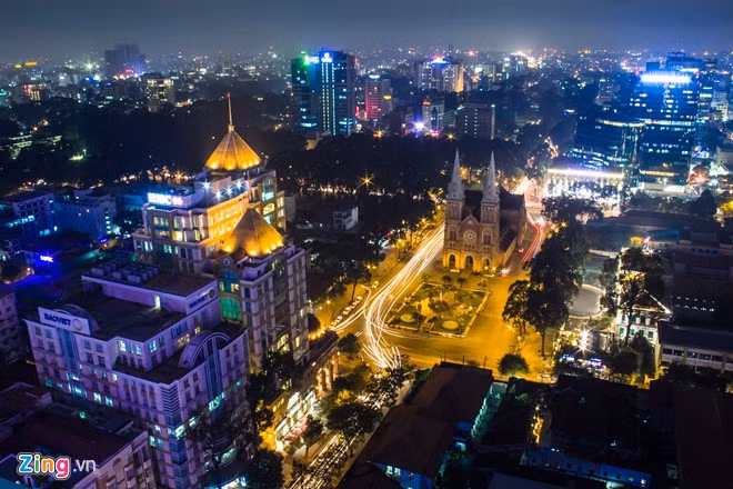 Nhà thờ Đức Bà được xây dựng hơn 130 năm là điểm nhất nổi bật trong sự giao thoa kiến trúc của thành phố. Quanh khu vực này là các địa danh mang đậm dấu ấn lịch sử như: Bưu điện thành phố, Dinh Thống Nhất, Thảo Cầm Viên. Đêm Sài Gòn đẹp rực rỡ nhìn từ trên cao