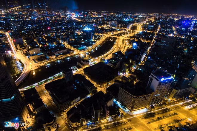Đại lộ Võ Văn Kiệt (hay còn gọi đại lộ Đông Tây) là trục giao thông hiện đại kết nối hai đầu Đông Bắc - Tây Nam thành phố, tạo điều kiện thuận lợi cho các phương tiện giao thông ra vào cảng Sài Gòn. Đây cũng là con đường nối các tỉnh miền Đông và miền Tây mà không phải đi vào trung tâm thành phố, giúp liên kết chặt chẽ các địa phương trong vùng kinh tế trọng điểm phía Nam. Đêm Sài Gòn đẹp rực rỡ nhìn từ trên cao