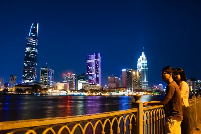 Một trong những công trình trọng đại ý nghĩa của Sài Gòn đổi mới là hầm vượt sông Thủ Thiêm dài 1.490 m kết nối quận 1 và quận 2, tạo điều kiện thuận lợi giao thương cho phía đông và tây thành phố. Đêm Sài Gòn đẹp rực rỡ nhìn từ trên cao