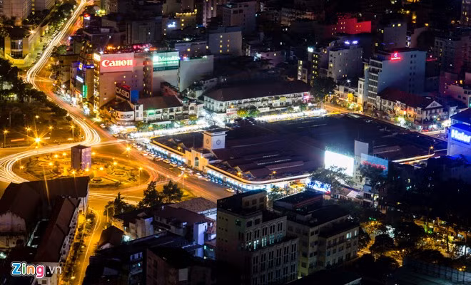 Bùng binh Quách Thị Trang phía trước chợ Bến Thành nằm ở trung tâm quận 1 luôn nhộn nhịp dù đêm hay ngày. Đêm Sài Gòn đẹp rực rỡ nhìn từ trên cao