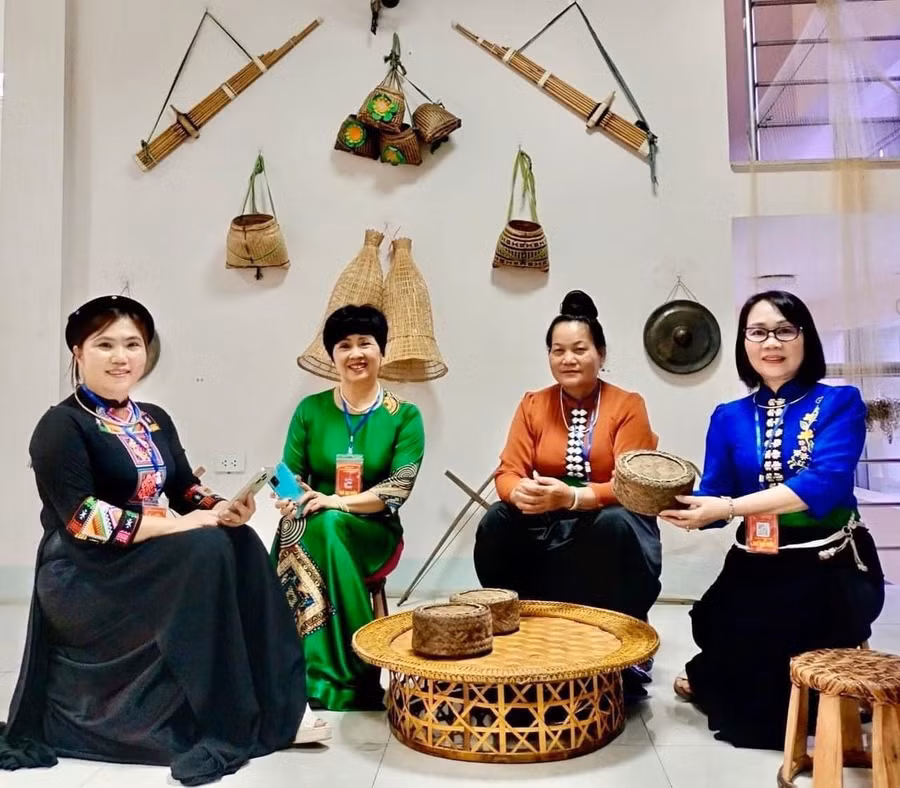 Nghệ nhân Điêu Thị Xiêng (thứ 2 bên phải sang) với nhiều đóng góp cho các làn điệu dân ca.