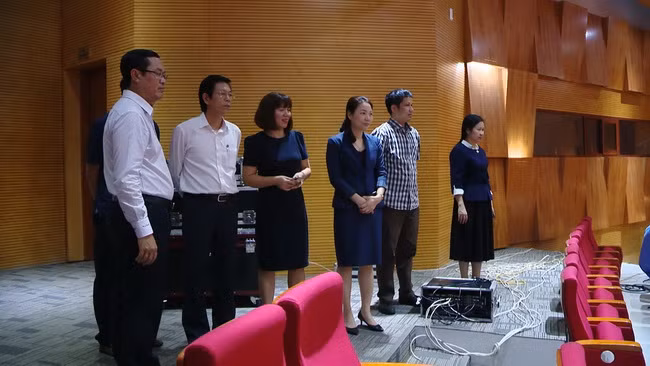 Thứ trưởng Nguyễn Văn Phúc và bà Vũ Thị Thu Thủy cùng đoàn công tác của Bộ GD&ĐT khảo sát địa điểm tổ chức AMC 2020 tại Cung Quy hoạch, Hội chợ và Triển lãm tỉnh Quảng Ninh