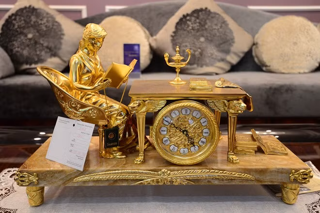 Đồng hồ gần 200 triệu đồng mạ vàng 24k. Bộ bàn ghế 1,4 tỷ đồng ở Hà Nội