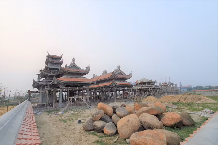 Trong khi người dân cần vài chục mét vuông để chôn cất người thân qua đời không được giải quyết nhưng chính quyền lại giao hàng nghìn mét vuông cho cá nhân xây lăng mộ khủng khiến người dân xã Thạch Trung đều bức xúc (Ảnh: Tiến Hiệp). Trong khi người dân cần vài chục mét vuông để chôn cất người thân qua đời không được giải quyết nhưng chính quyền lại giao hàng nghìn mét vuông cho cá nhân xây lăng mộ khủng khiến người dân xã Thạch Trung đều bức xúc (Ảnh: Tiến Hiệp).