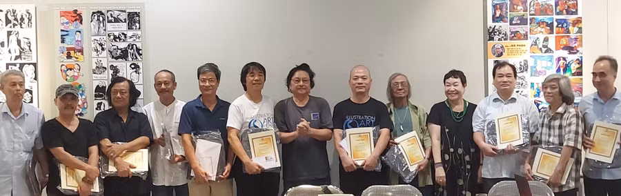 Nhân dịp này, Hội Mỹ thuật Việt Nam tặng giải thưởng 'Nghệ thuật minh họa báo chí và xuất bản Việt Nam năm 2023' để ghi nhận tác phẩm xuất sắc và sự cống hiến của 24 họa sĩ. Ảnh: Bình Thanh