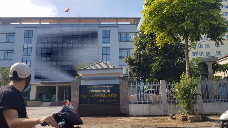 Trưởng BQLDA quận Hà Đông Phùng Chí Tâm ký Quyết định số 405/QĐ-BQLDA sau khi hoàn tất các bước quy trình về thủ tục đấu thầu.