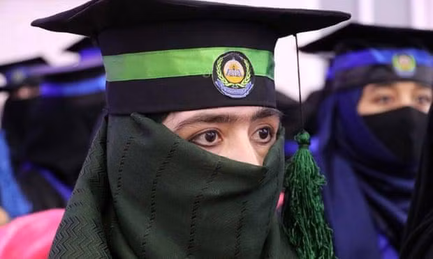 Một nữ sinh Afghanistan tốt nghiệp đại học.