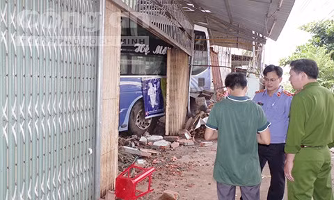 Bà Nguyễn Thị Hà (62 tuổi) là người chứng kiến toàn bộ sự việc cho biết, thời điềm đó bà đang ngồi cạo hạt điều trước nhà thì nghe một tiếng nổ lớn như nổ lốp xe. Sau đó, bà thấy chiếc xe ầm ầm lao đến và húc đổ phần trước của 4 căn nhà trên. Xe giường nằm ủi bay 4 nhà dân