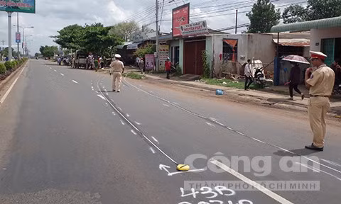 Khi đến khu phố Thắng Lợi, thị trấn Tân Phú (Đồng Phú) thì bỗng nhiên leo lên lề đường, đâm gãy 2 trụ sắt (phi 60) mái hiên tiệm thuốc tây của chị Đỗ Thị Thúy (31 tuổi) rồi tông gãy bảng hiệu và bể kiếng cửa trước của nhà anh Lê Hữu Thanh (35 tuổi). Xe giường nằm ủi bay 4 nhà dân