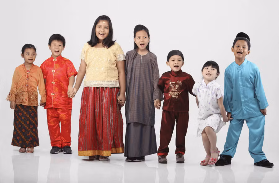 Phụ huynh nên dạy trẻ tôn trọng các lễ hội từ nhiều nền văn hóa khác nhau.
