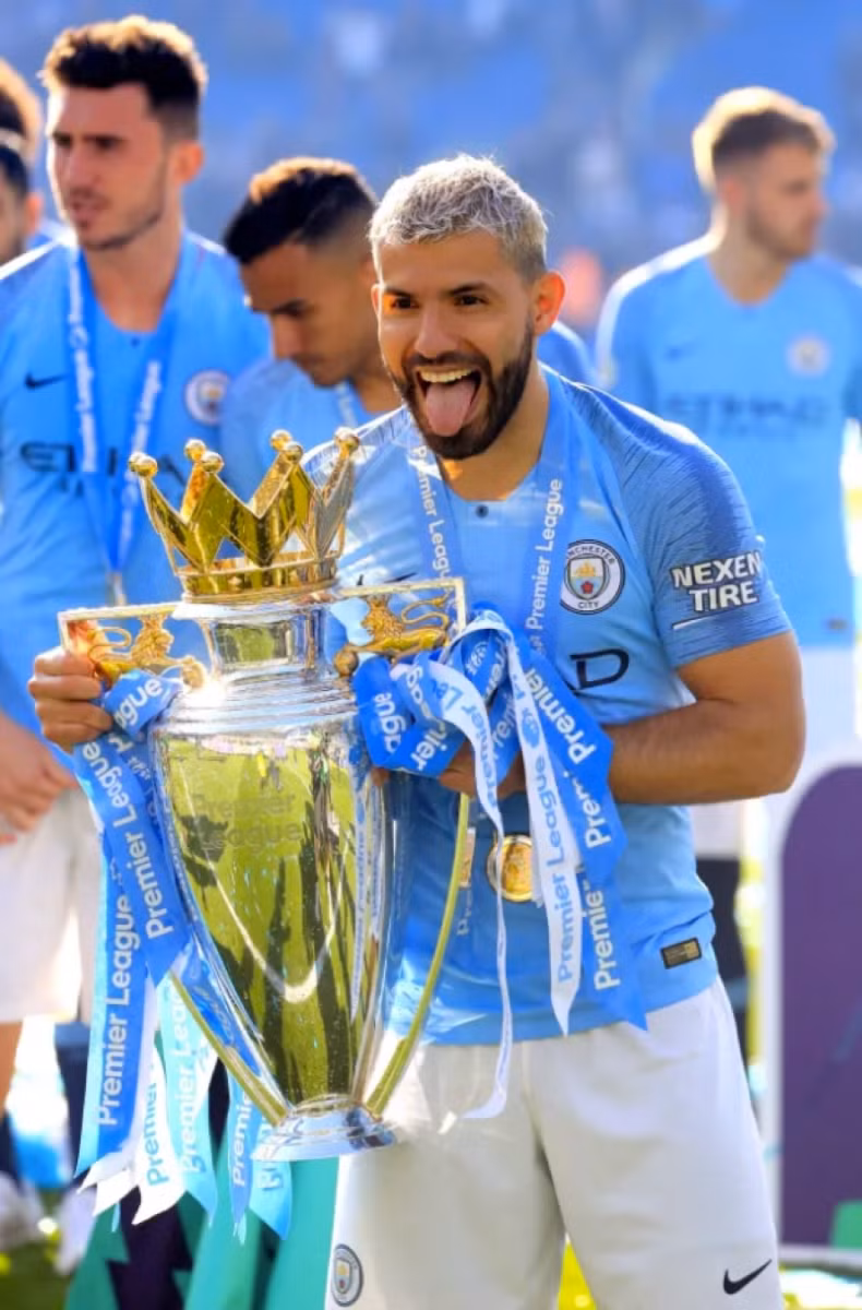 Aguero nâng chức vô địch Ngoại hạng Anh cùng Man City.