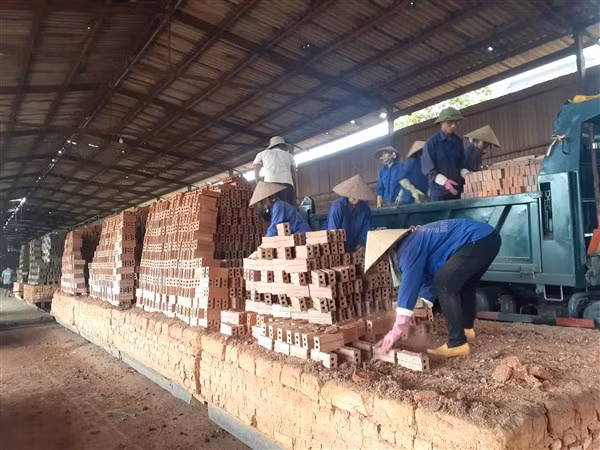 Công nhân bốc gạch chuẩn bị “xuất hàng”.