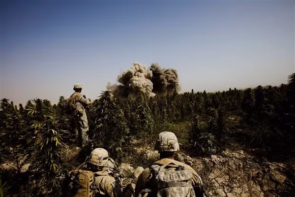 Công binh Mỹ dùng bom đánh sập một căn nhà ở Kandahar, Afghanistan.