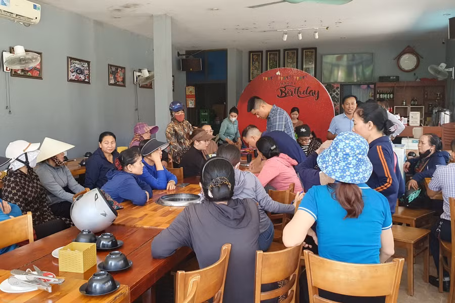 Hơn 50 tiểu thương - nạn nhân của Thảo tập trung phản ánh sự việc vào sáng 2/7. (Ảnh: Tiến Hiệp)