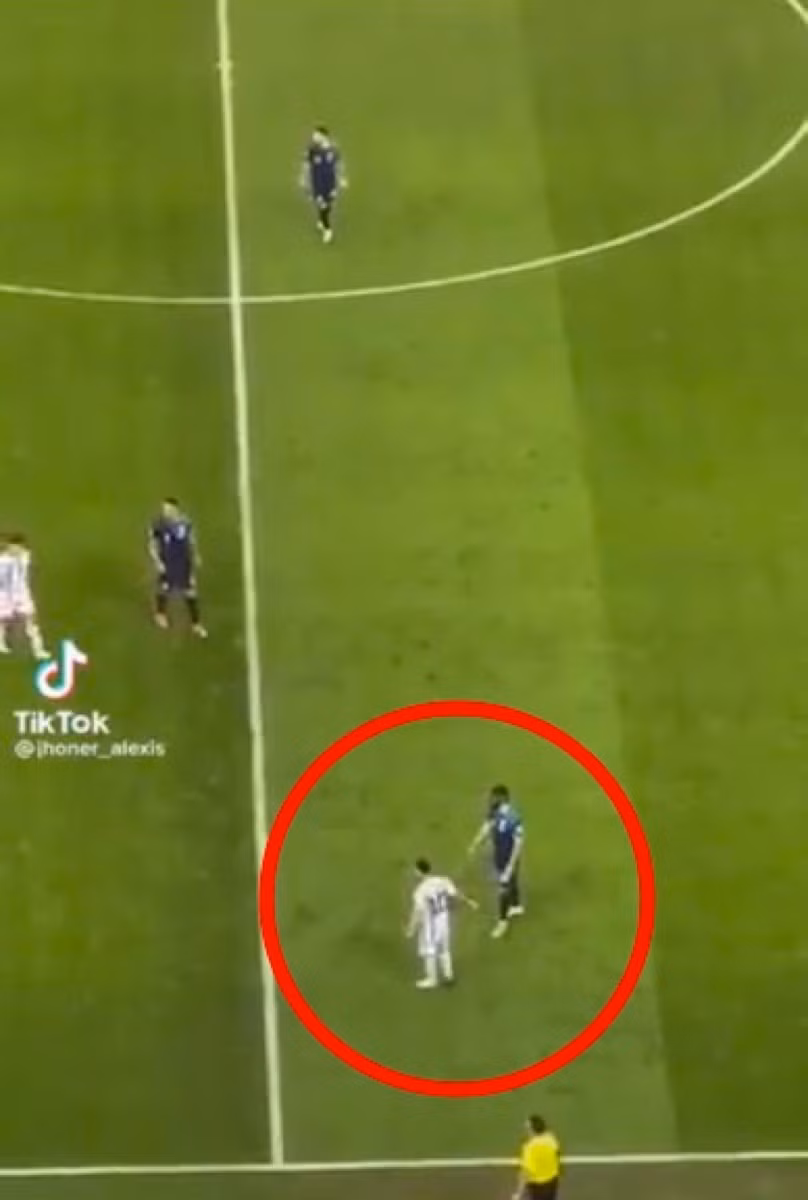 Messi chỉ điểm cho đàn em Julian Alvarez. Messi chỉ điểm cho đàn em Julian Alvarez.