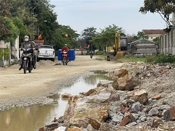 Dù tạm ngừng thi công, nhưng vật liệu không được nhà thầu thu dọn.