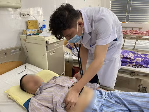  Bệnh nhân nhiễm liên cầu lợn được điều trị tại Bệnh viện Bệnh nhiệt đới Trung ương. Ảnh: BVCC 