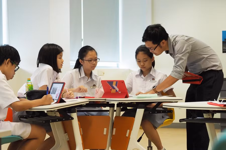 Giáo viên Singapore cùng học sinh trong giờ học.