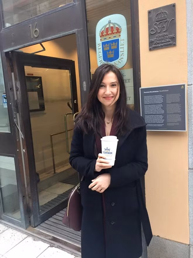 Aida Hadzialic sinh ngày 21/1/1987 tại Foca, Bosnia. Năm 5 tuổi, Hadzialic theo gia đình di cư tới Thụy Điển khi chiến tranh Bosnia xảy ra. Ảnh: Klas Sjöberg Nữ Bộ trưởng Giáo dục Thụy Điển 28 tuổi