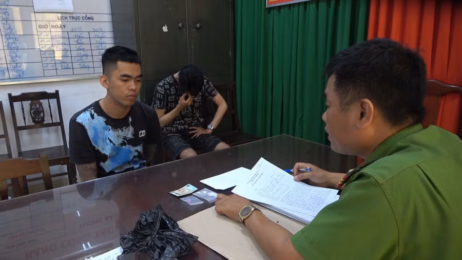 Công an làm việc với các đối tượng có hành vi mua bán, tàng trữ ma tuý. (Ảnh: CACC).