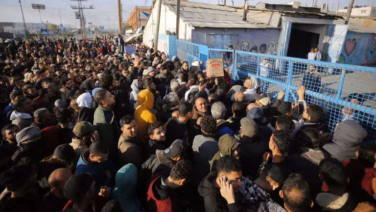 Người Palestine xếp hàng nhận bột mì do cơ quan tị nạn LHQ phân phát tại Deir Al Balah, Gaza, ngày 7/12/2023