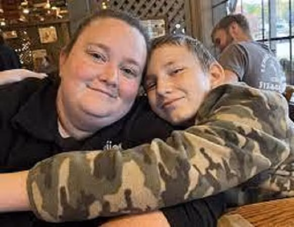 Cô Mollee Campbell và con trai William trước khi cậu bé bị nhiễm vi khuẩn