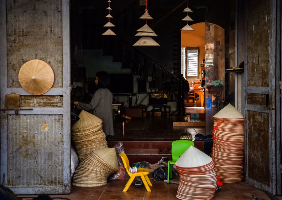 Về làng Chuông xem làm nón lá ảnh 9